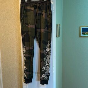 JW Los Angeles (Johnny Was) XS camo joggers.
